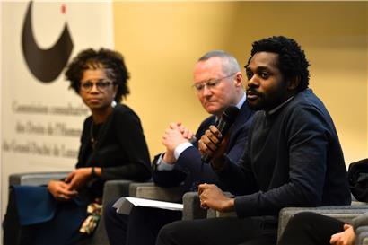 Die EU-Studie „Being Black in the EU“ wurde auch in Luxemburg aufgegriffen. Dabei zeigte sich, dass junge Menschen anderer Hautfarbe  neben der institutionellen Diskriminierung im Alltag auch in der Schule immer noch benachteiligt werden. 
