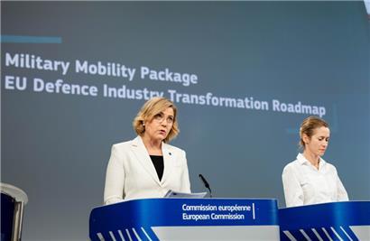 Die EU-Vize-Kommissionspräsidentin Henna Virkkunen (l.) und die EU-Außenbeauftragte Kaja Kallas stellten am Mittwoch die Pläne der Kommission vor
