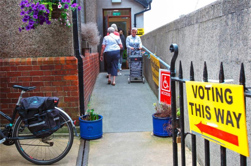 Die EU-Wahl ist ein mehrtägiges demokratisches Event: In Irland wurde, wie auf dem Foto aus Dublin zu sehen, bereits am Freitag gewählt, die letzten Wahlbüros schließen am späten Sonntagabend in Italien
