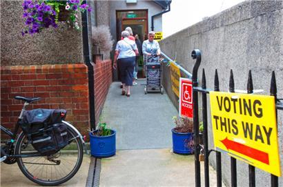 Die EU-Wahl ist ein mehrtägiges demokratisches Event: In Irland wurde, wie auf dem Foto aus Dublin zu sehen, bereits am Freitag gewählt, die letzten Wahlbüros schließen am späten Sonntagabend in Italien
