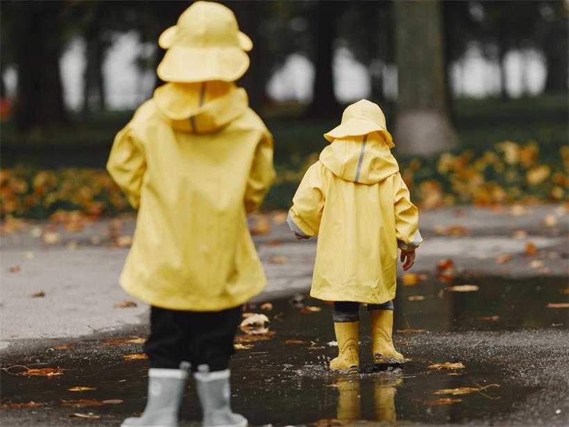 Die EU hat gesundheitsschädliche Ewigkeitschemikalien in Kinder-Regenjacken festgestellt
