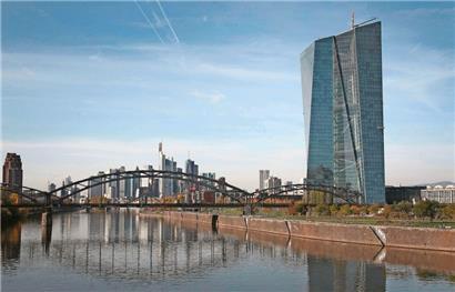 Die EZB strebt zwei Prozent Inflation für die Wirtschaft im Euro-Raum an. Davon ist sie aber weit entfernt.
