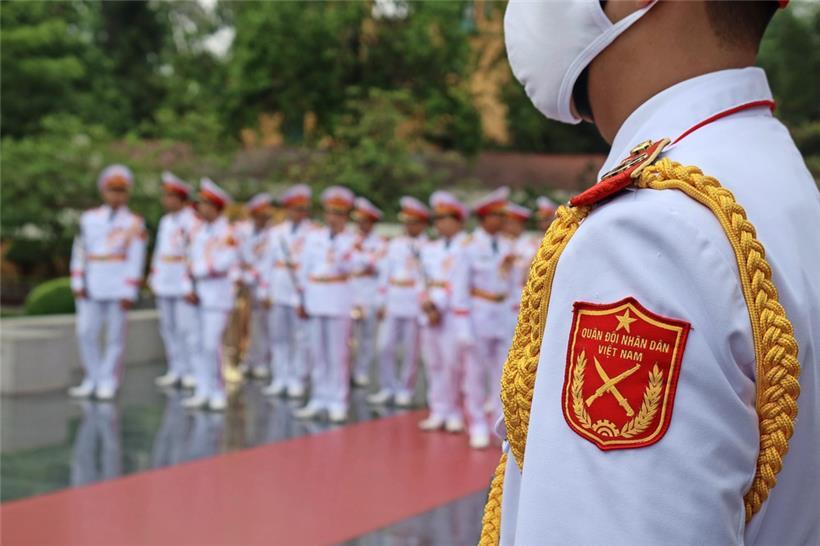 Die Ehrengarde beim Grabmal des unbekannten Soldaten in Hanoi
