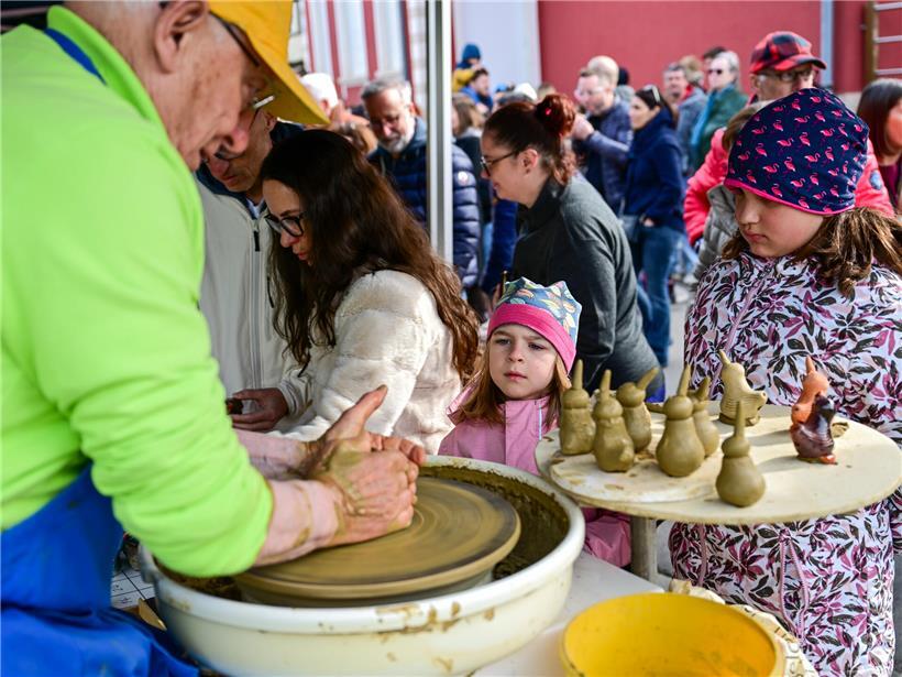 Traditionelle Éimaischen und Péckvillercher Figuren als beliebter Oster-Publikumsmagnet seit 200 Jahren