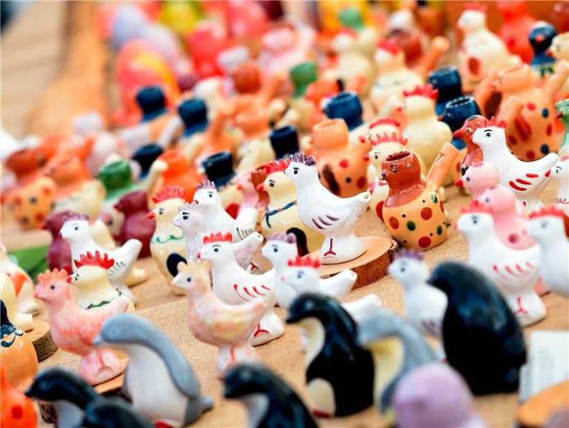 Die Éimaischen wird zum ersten Mal 1827 urkundlich erwähnt. So richtig populär aber wurde das Volksfest erst nach dem Zweiten Weltkrieg. Inzwischen haben manche Péckvillercher sogar richtigen Sammlerwert.
