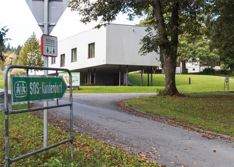 Die Einfahrt zum SOS-Kinderdorf im österreichischen Moosburg
