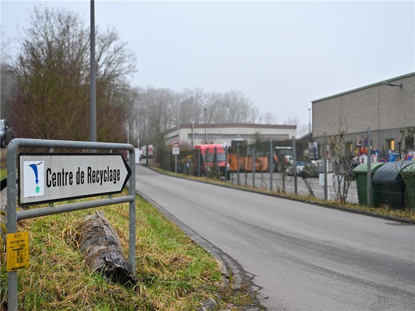 Einfahrt zum modernen Ressourcenzentrum mit klarer Beschilderung und gepflegtem Eingangsbereich