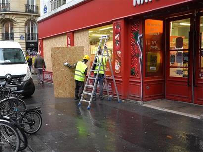 Die Eingänge und Fenster von Geschäften in Paris werden mit Holzplatten verbarrikadieren