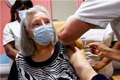 „Die Einladungen zur Teilnahme an der Impfung werden in jeder aufeinanderfolgenden Phase der Einführung der Impfung an die Betroffenen verschickt“, schreibt die „Santé“
