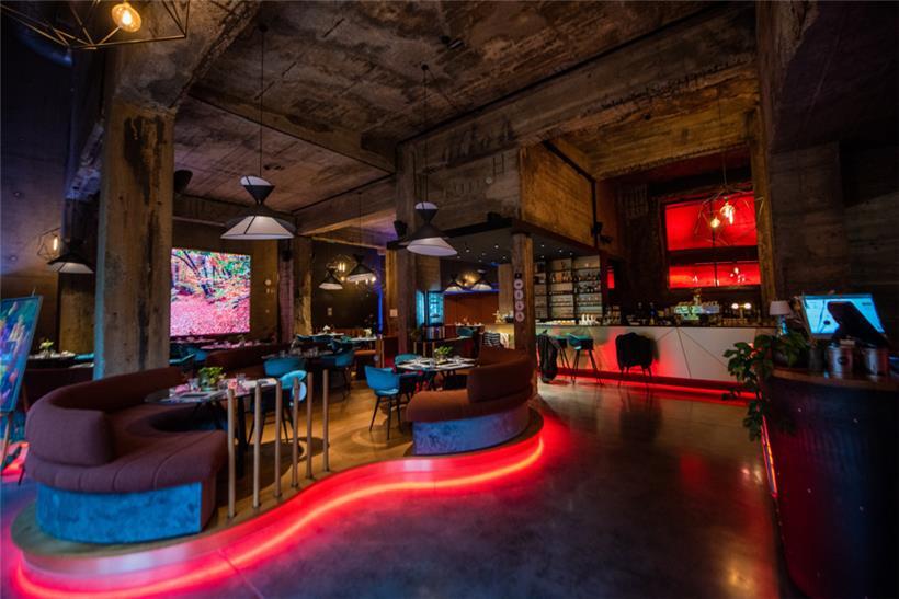 Die Einrichtung verbindet Industriecharme mit modernen Möbeln
