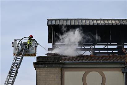 Die Einsatzkräfte bekämpften den Brand mithilfe einer Drehleiter
