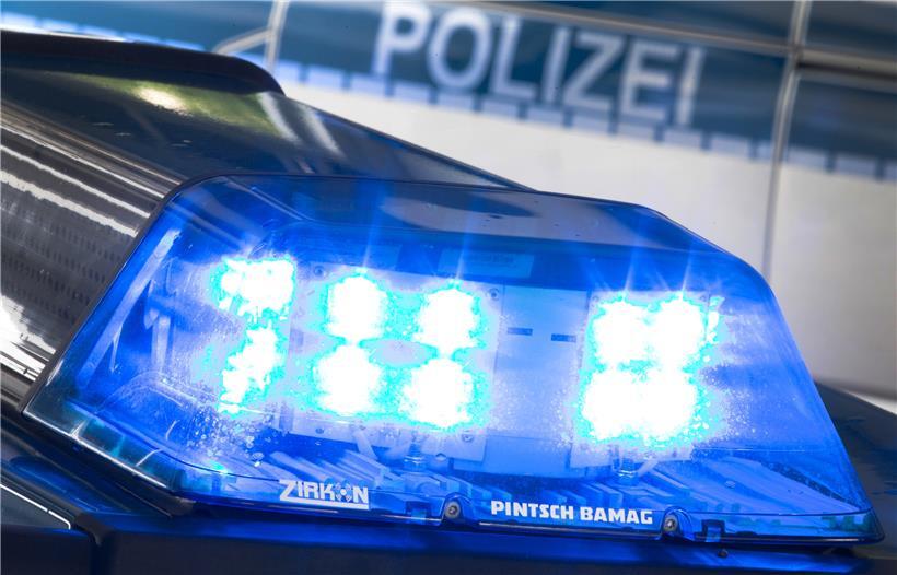 Die Einsatzkräfte der Polizei ermitteln gegen die beiden Männer. Das gestohlene Fluchtfahrzeug wurde sichergestellt.
