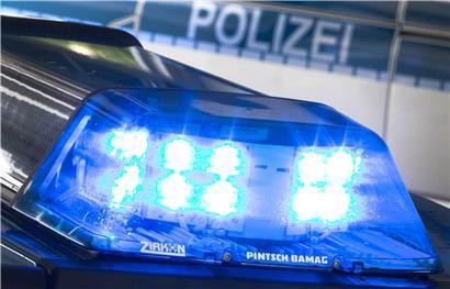 Die Einsatzkräfte der Polizei ermitteln gegen die beiden Männer. Das gestohlene Fluchtfahrzeug wurde sichergestellt.
