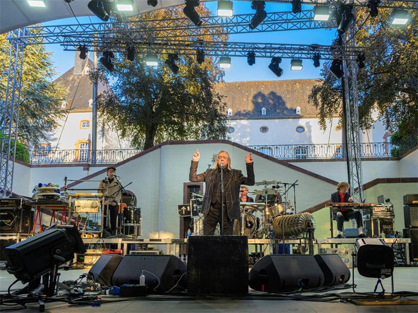 Die Einstürzenden Neubauten live beim Musikfestival in Wiltz auf der Bühne mit Instrumenten