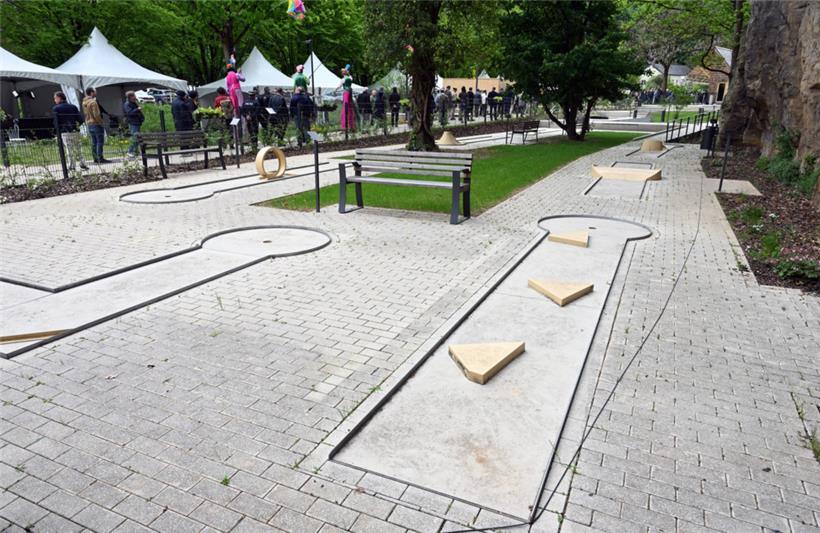 Die Einweihung des Petruss-Parks fand im Rahmen der Eröffnung der Freilichtausstellung „LUGA“ statt – Minigolf-Enthusiasten müssen sich jedoch noch gedulden
