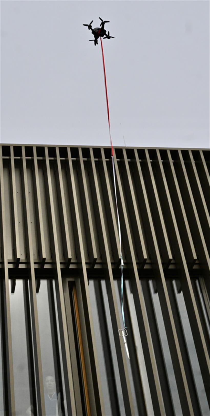 Die Einweihungsschere kam mit einer Drohne angeflogen
