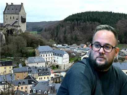 Einwohner von Fels stimmen im Juni bei kommunaler Abstimmung ab, Wahlurne und Wahlbeteiligung symbolisch dargestellt