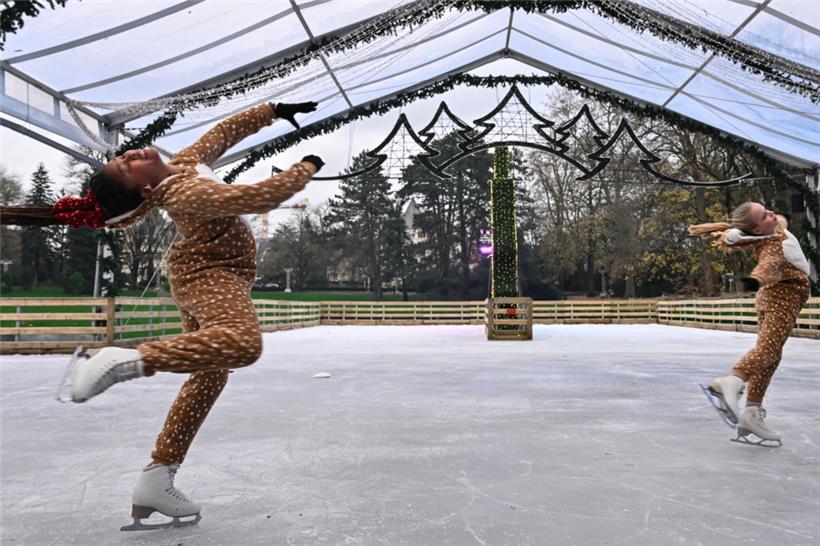 Die Eisbahn im städtischen Park: Sechs Wochen lang können nun Groß und Klein hie...