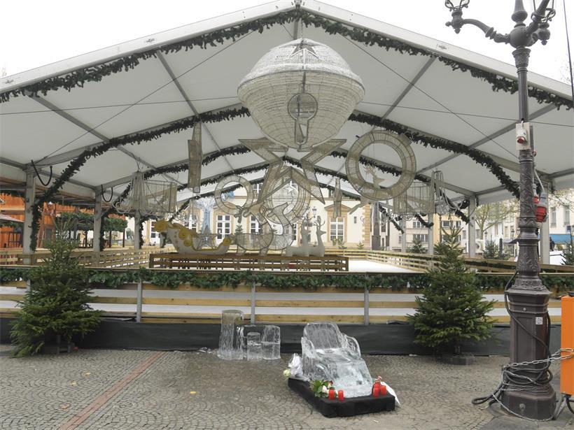 Die Eisskulptur stand in unmittelbarer Nähe der Eislaufbahn auf dem „Knuedler“