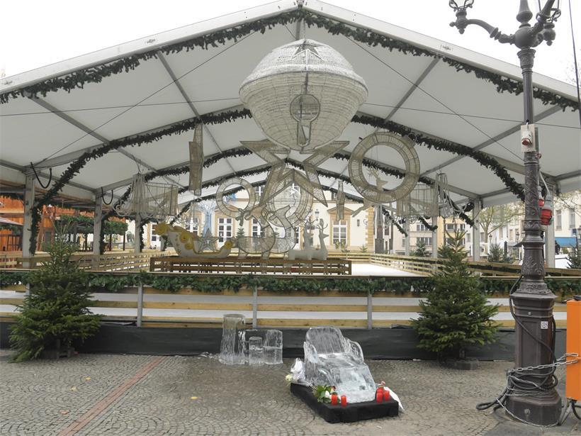 Eisskulptur stürzte auf Kind: Urteil soll heute fallen Eisskulptur neben der Eislaufbahn auf dem Knuedler bei winterlichem Stadtfest