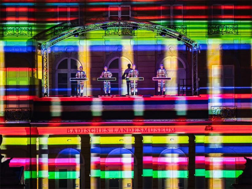 Die Elektropop-Band Kraftwerk tritt auf dem Balkon am Karlsruher Schloss auf