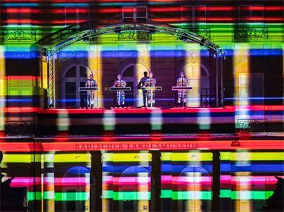 Die Elektropop-Band Kraftwerk tritt auf dem Balkon am Karlsruher Schloss auf