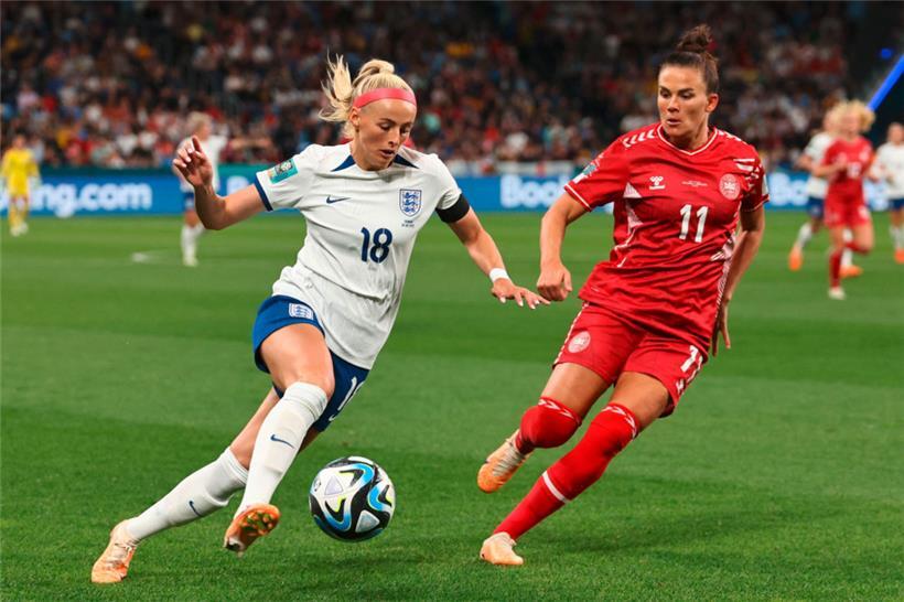 Die Engländerinnen um Chloe Kelly (links) besiegten Dänemark am Freitag mit 1:0
