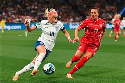 Die Engländerinnen um Chloe Kelly (links) besiegten Dänemark am Freitag mit 1:0
