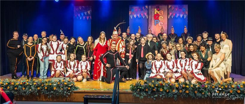 Entertainer der Kapsitzung 2025 gemeinsam auf der Bühne, fröhlich und bunt gekleidet