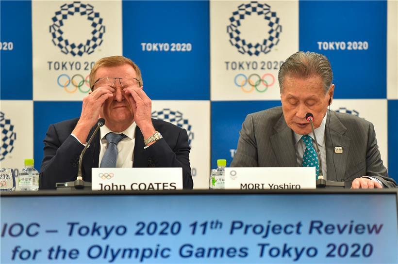 Die Entscheidung, ob die Olympischen Spiele verlegt werden sollen, macht sich das Team rund um den Vorsitzenden des Koordinationskomitees von Tokyo 2020, John Coates (L), und Tokyo 2020 Präsident Yoshiro Mori (R) nicht leicht. 
