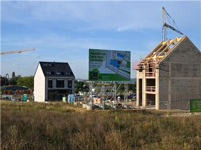 Entwicklung der Baupreise mit starken Schwankungen in den letzten turbulenten Jahren sichtbar dargestellt