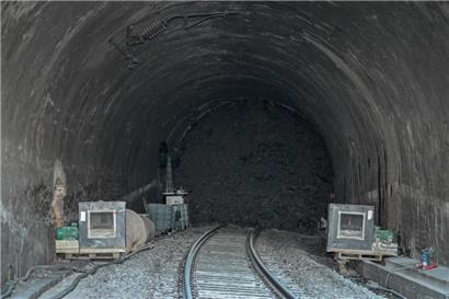 Die Erde ist knapp 100 Meter hinter dem Tunneleingang abgerutscht
