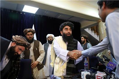 Die Erfahrung mit den Taliban zeigt, dass solchen Gesten nur wenig Bedeutung beigemessen werden kann: Am 17. August 2021 schüttelt der Taliban-Sprecher Zabihullah Mujahid einem Journalisten nach seiner ersten Pressekonferenz die Hand. 
