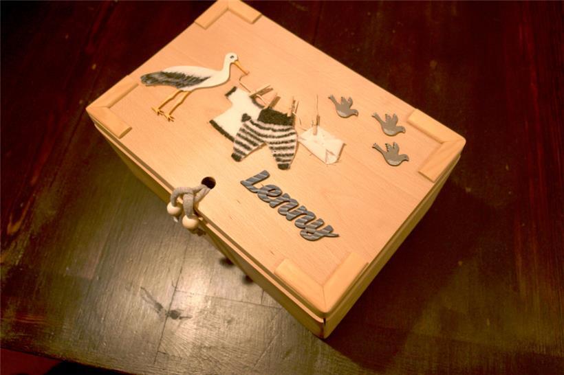 Die Erinnerungsboxen der „Stärekanner“, liebevoll zusammengestellt, mit Fotos, Andenken und handgefertigten Details, die den Eltern Trost spenden
