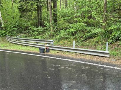 Ermittler untersuchen beschädigte doppelte Leitplanke nach Unfall, um Aufprallabsorption zu klären