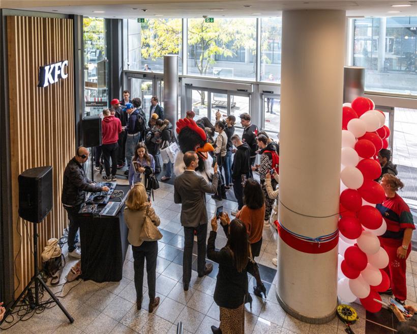Die Eröffnung der ersten KFC-Filiale erfreute sich zahlreicher Besucher
