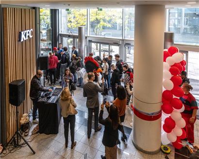 Die Eröffnung der ersten KFC-Filiale erfreute sich zahlreicher Besucher
