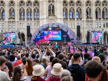 Eröffnungszeremonie im Eurovision Village am Wiener Rathausplatz mit vielen Besuchern, aber ruhiger Stadtstimmung am Sonntag
