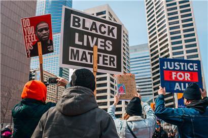 Die Erwartungen an den Prozess sind immens – Floyds Schicksal hatte in den USA mitten in der Corona-Pandemie monatelang zu Massenprotesten gegen Polizeigewalt und Rassismus geführt
