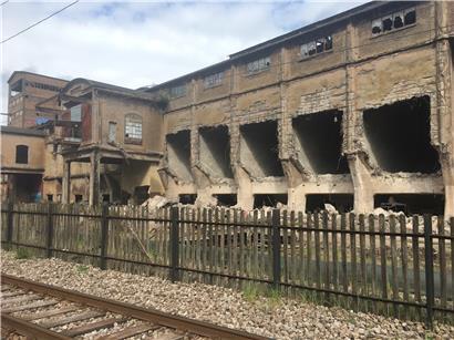 Die Erzbunkeranlage „Keeseminnen“, welche die Hochöfen in Belval mit Erz versorgte, wird abgerissen
