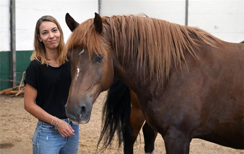 Die Erzieherin Marie-France Vacher ist neu im Team; an ihrer Seite steht Caramel, eines der Therapiepferde
