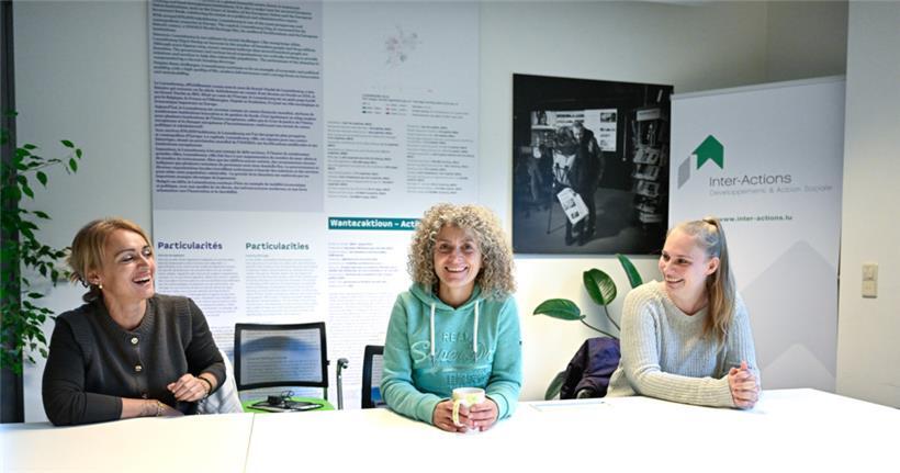 Die Erzieherinnen Laetitia da Costa (l.) und Angie Reuter (r.) haben wohnungslose Menschen gezählt und mit ihnen Gespräche geführt. U.a. die stellvertretende Direktorin von „Inter-Actions“, Virginie Giarmana (M.), hat die Methodologie dazu ausgearbeitet.
