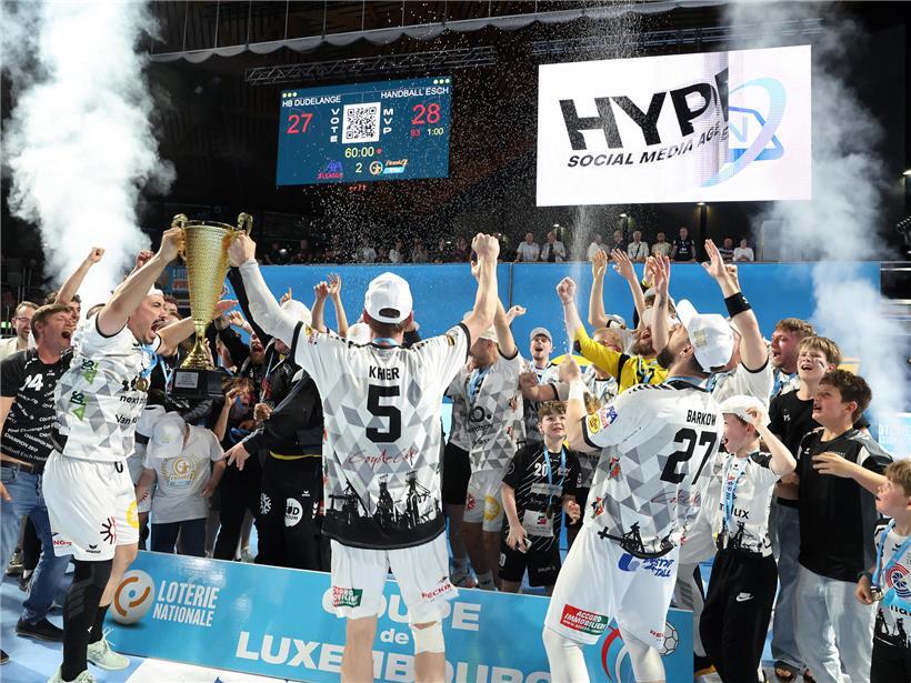 Escher Handballer feiern jubelnd den erneuten Pokalsieg auf dem Spielfeld