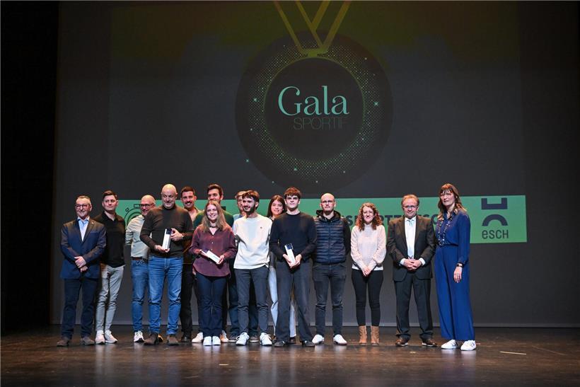 Escher Sportler des Jahres bei der Preisverleihung in sportlicher Kleidung, Auszeichnung und jubelnde Stimmung