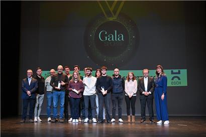 Escher Sportler des Jahres bei der Preisverleihung in sportlicher Kleidung, Auszeichnung und jubelnde Stimmung