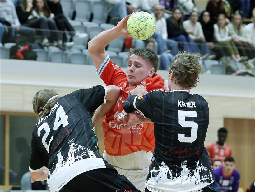 Escher Handballspieler verteidigen engagiert gegen Ilian Goedert und Team in intensivem Abwehrspiel