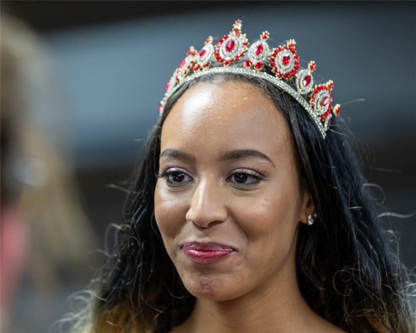 Die Escherin „Sousa“ kommt mit Krone und Ballkleid zum LSC
