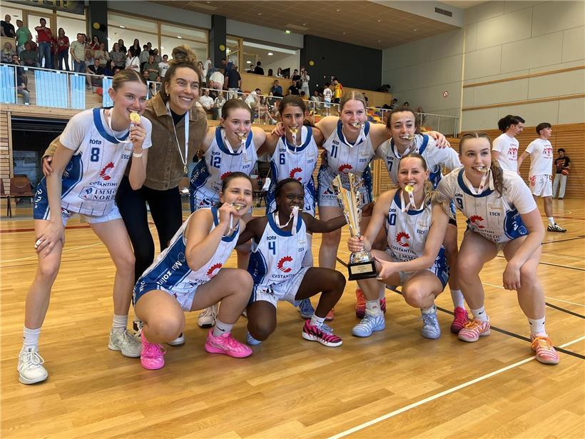 Escherinnen jubeln mit Pokal nach dem Gewinn des dritten Handball-Meistertitels in vier Jahren 2023 und 2025