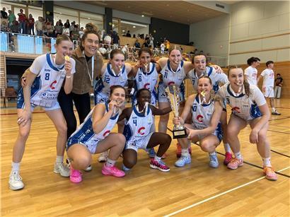 Escherinnen jubeln mit Pokal nach dem Gewinn des dritten Handball-Meistertitels in vier Jahren 2023 und 2025