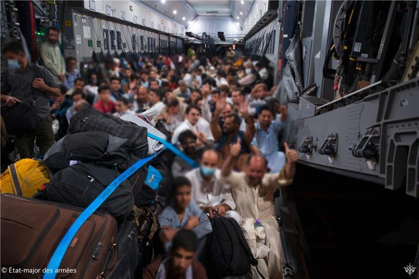 Die Evakuierung auf dem Kabuler Flughafen läuft weiter. Diese Menschen haben es in ein Flugzeug der französischen Armee geschafft
